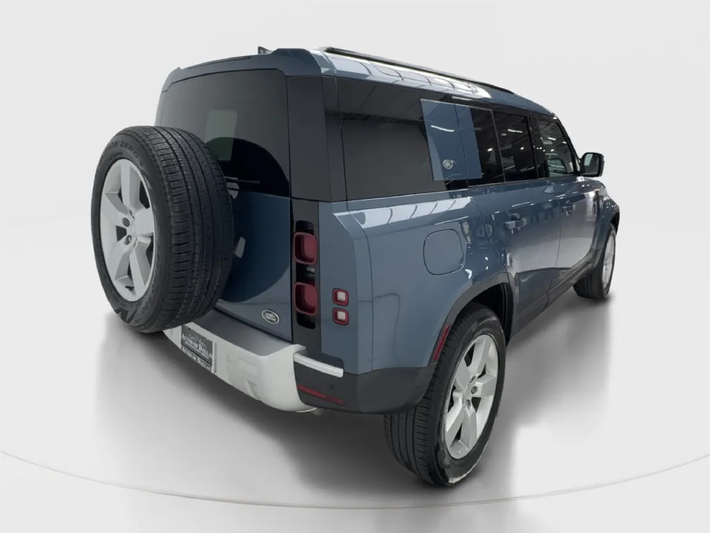 Land Rover Defender photo 8