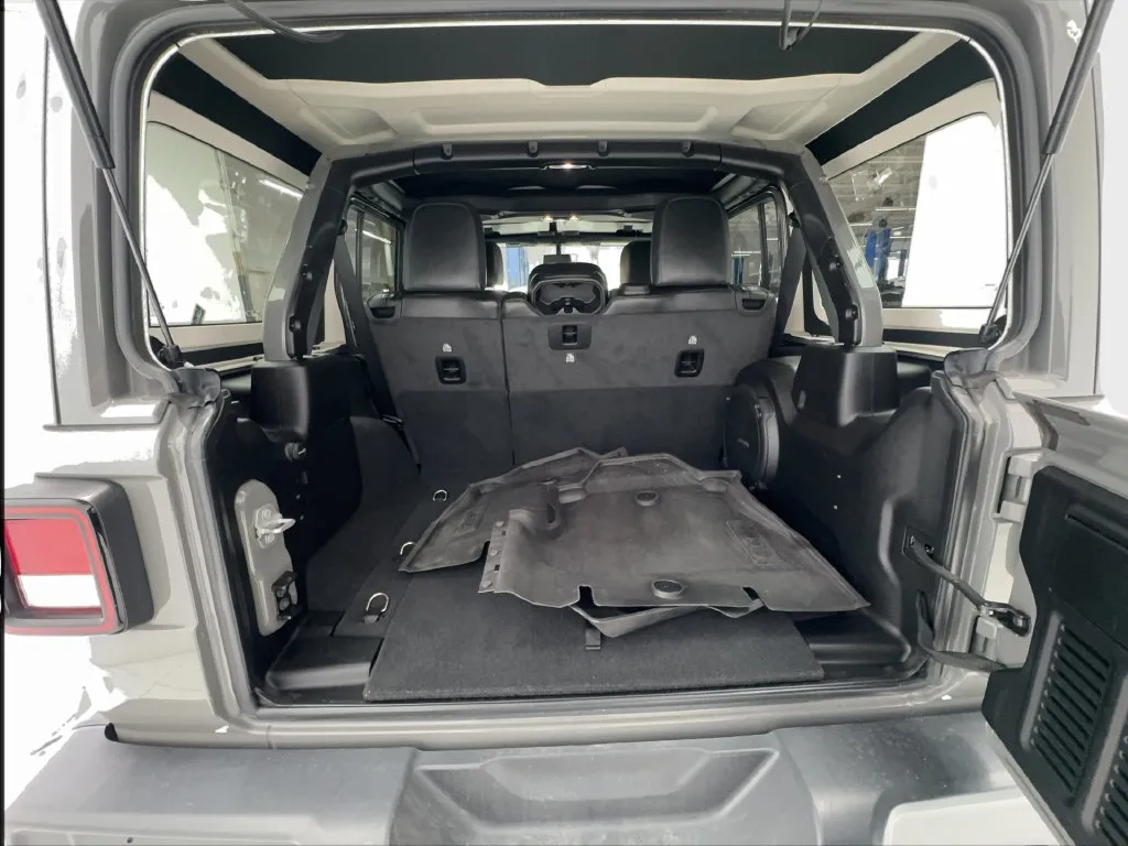 Jeep Wrangler photo 18