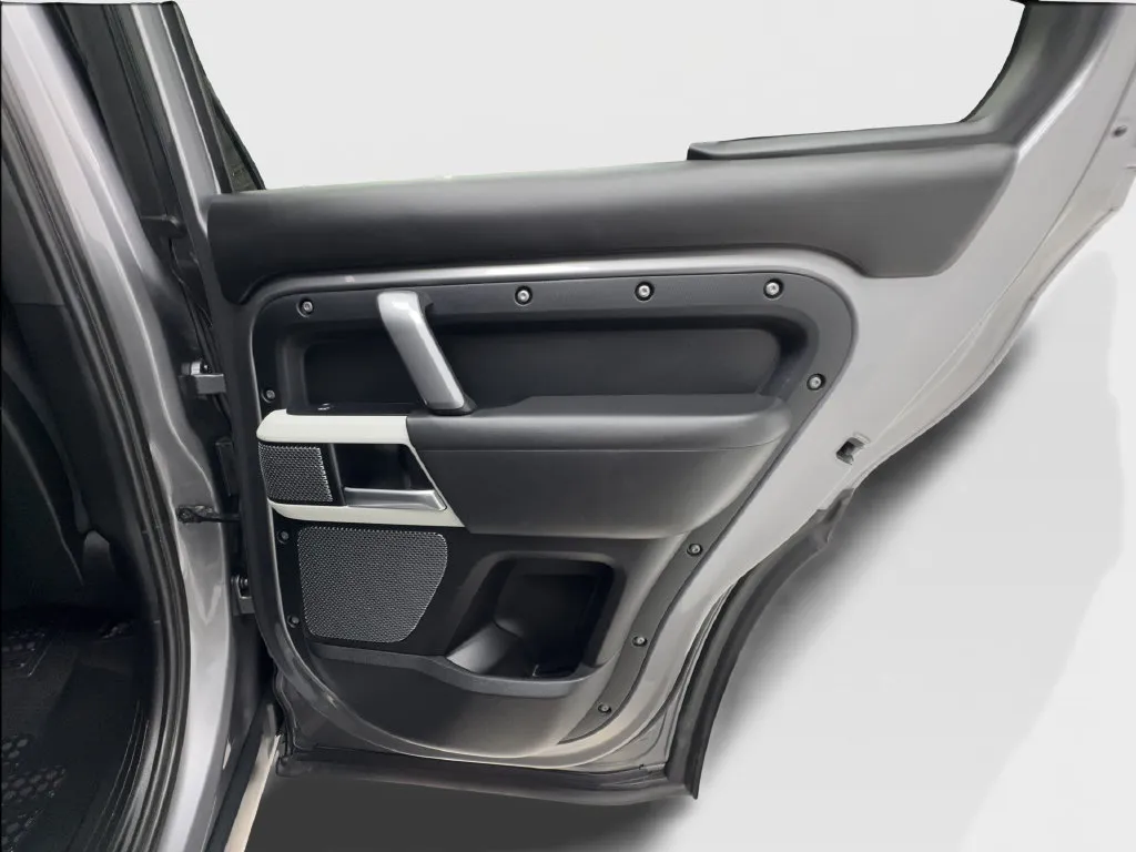 Land Rover Defender photo 32