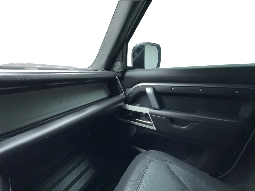 Land Rover Defender photo 44