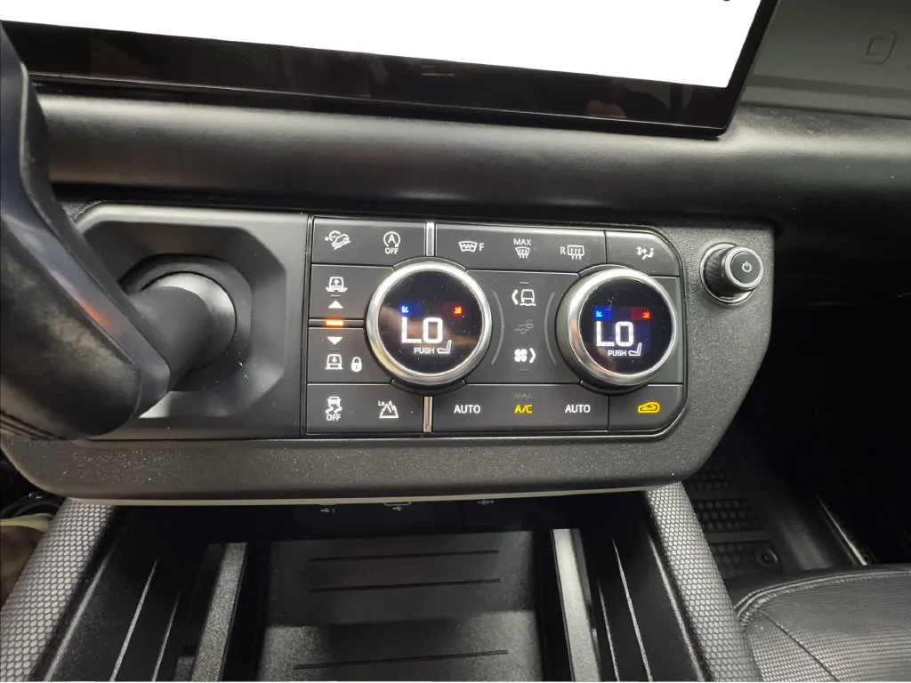 Land Rover Defender photo 48