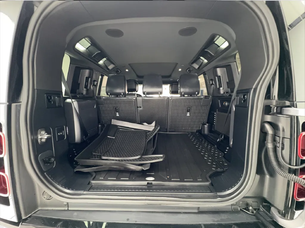 Land Rover Defender photo 18