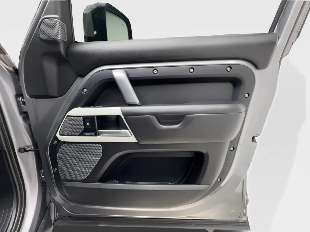 Land Rover Defender photo 36