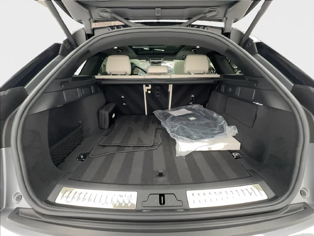 Land Rover Range Rover Velar photo 19