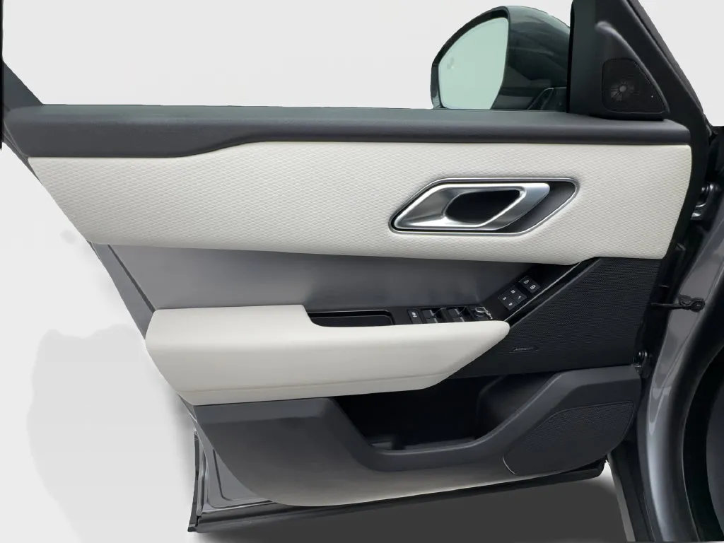 Land Rover Range Rover Velar photo 25