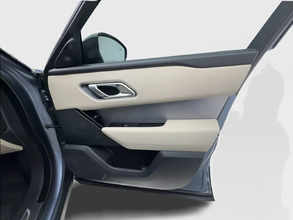 Land Rover Range Rover Velar photo 35