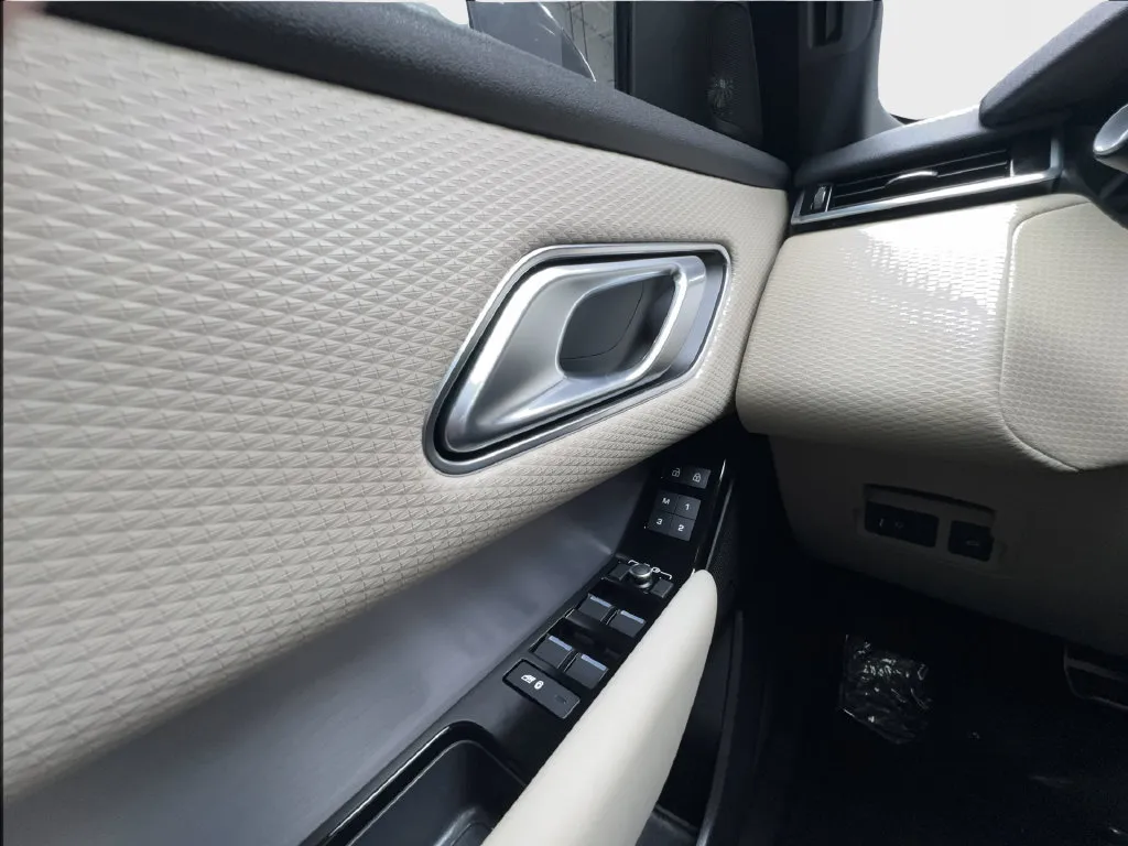 Land Rover Range Rover Velar photo 37