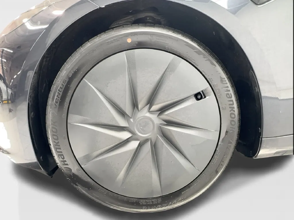 Tesla Model 3 photo 34