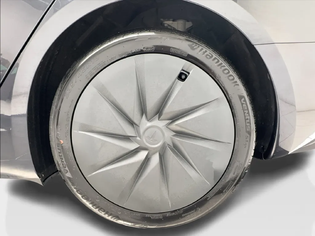 Tesla Model 3 photo 35