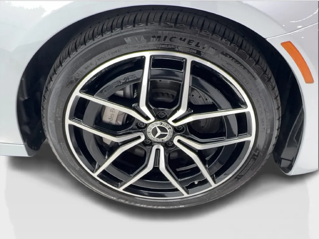 Mercedes-Benz E-Class photo 16