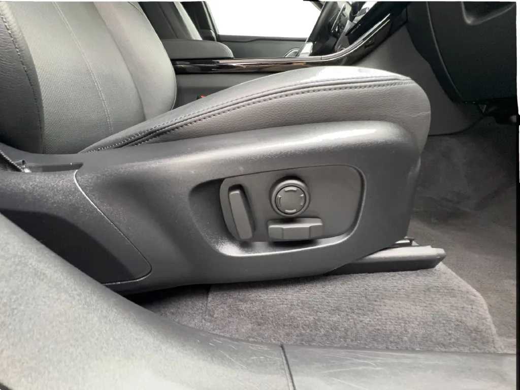 Land Rover Range Rover Velar photo 40