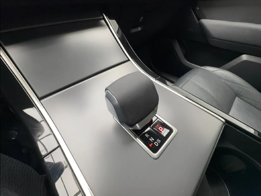 Land Rover Range Rover Velar photo 46