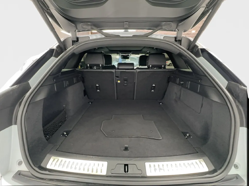 Land Rover Range Rover Velar photo 18