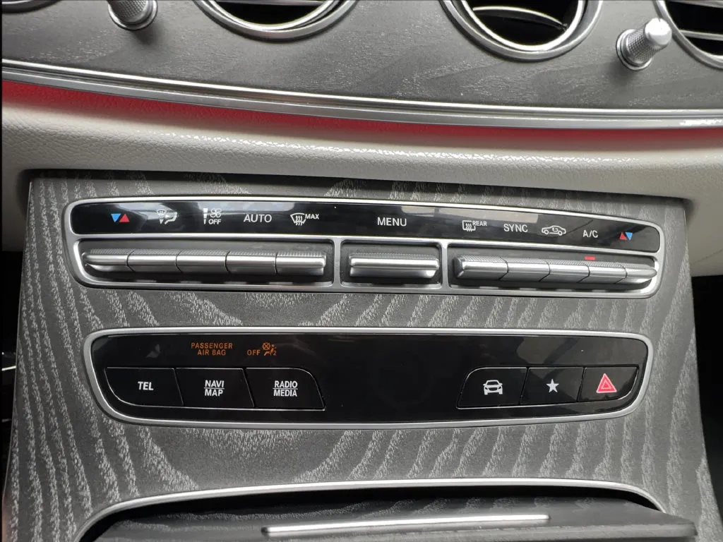 Mercedes-Benz E-Class photo 45