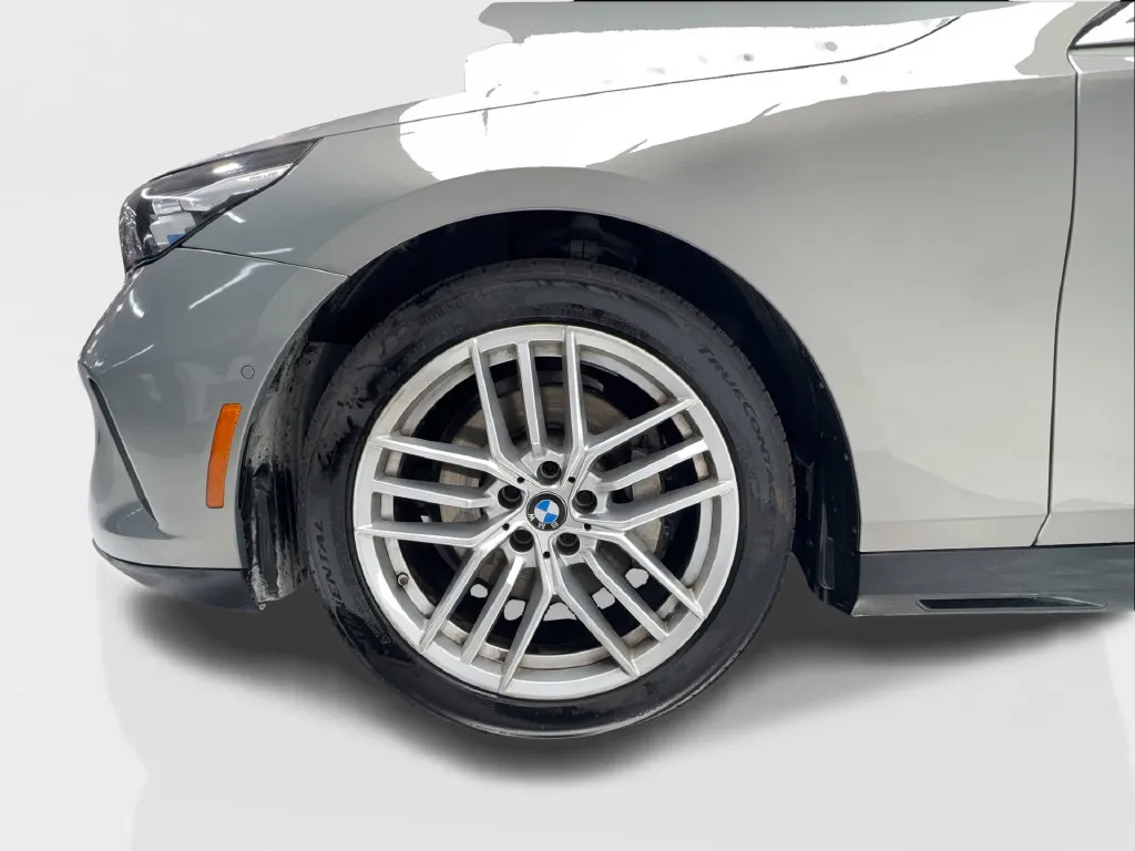 BMW 5 Series photo 14