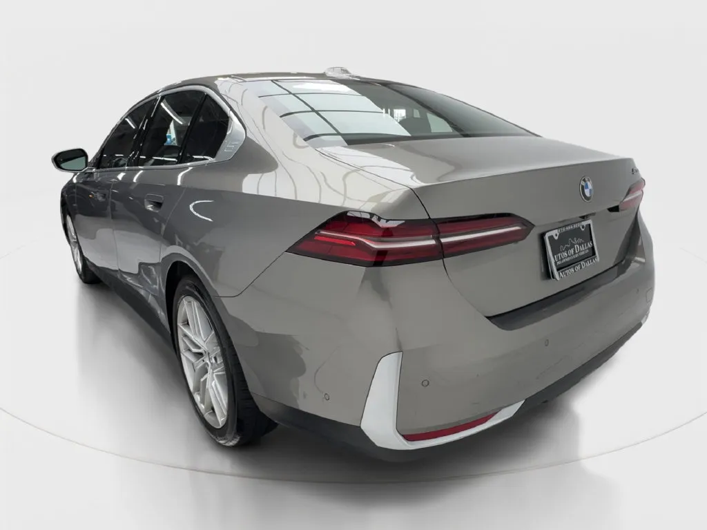 BMW 5 Series photo 8