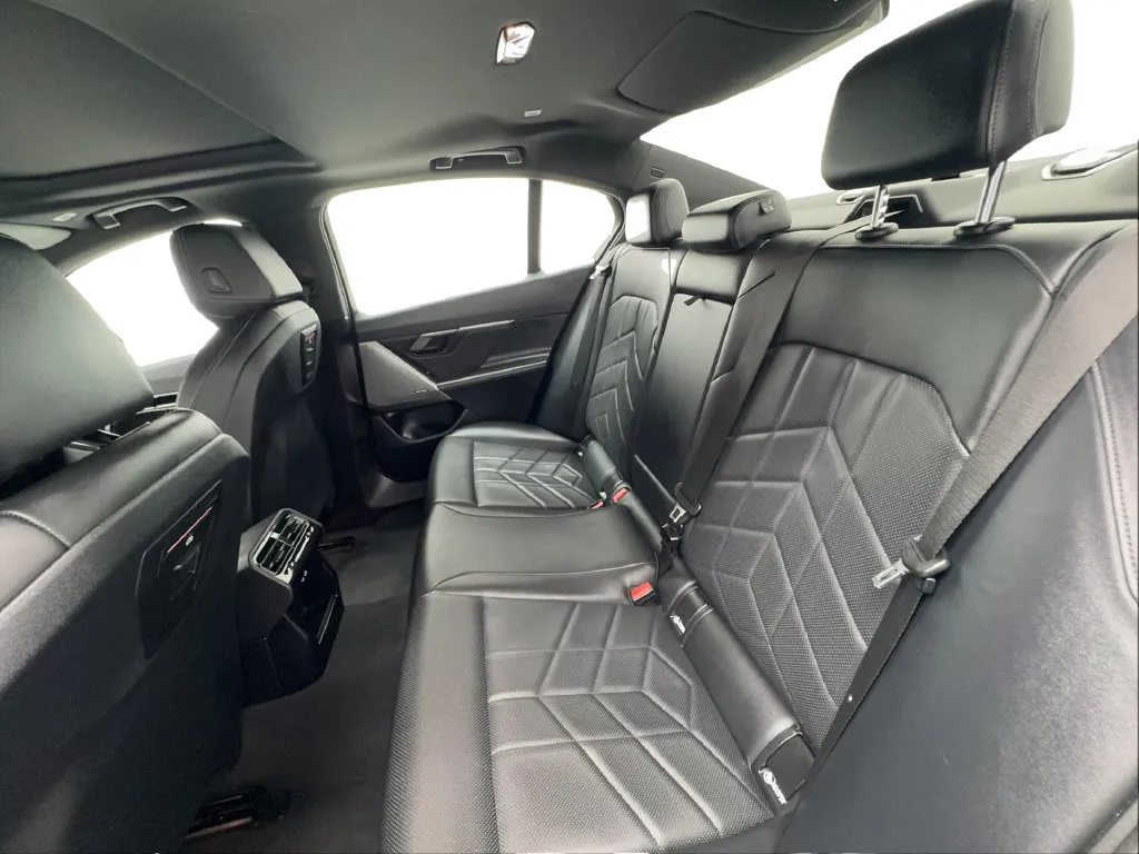BMW 5 Series photo 33