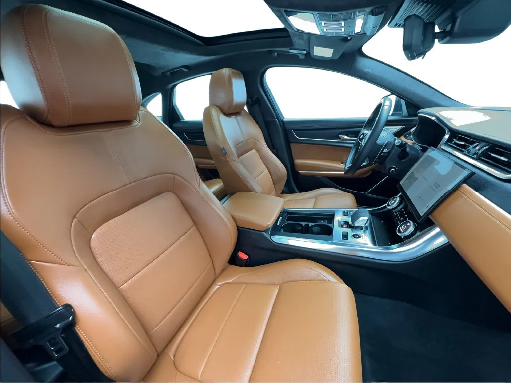 Jaguar XF photo 33
