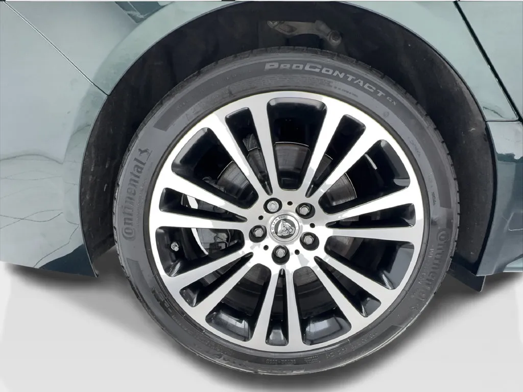 Jaguar XF photo 18