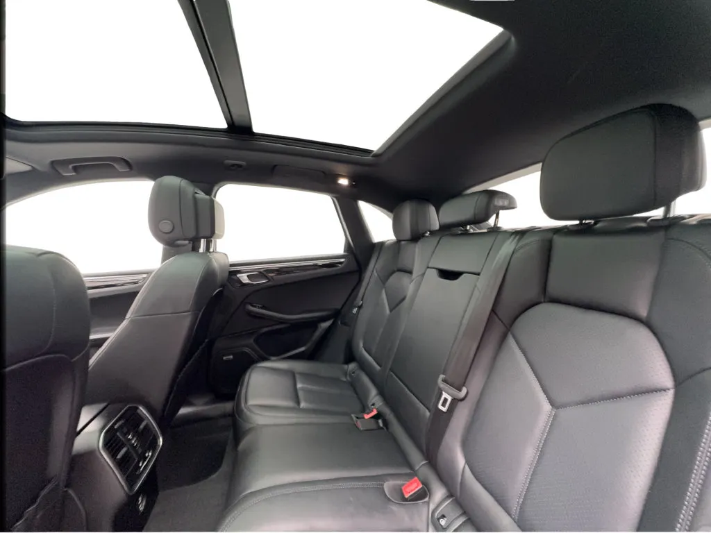Porsche Macan photo 28
