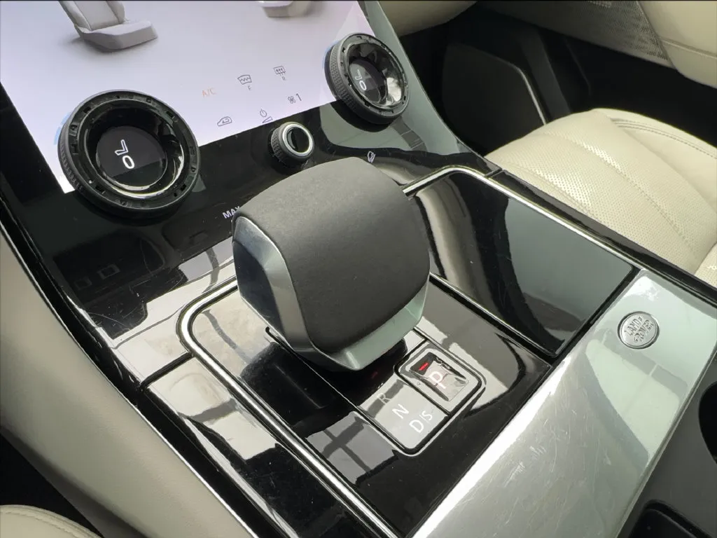 Land Rover Range Rover Velar photo 47