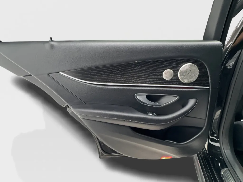 Mercedes-Benz E-Class photo 28