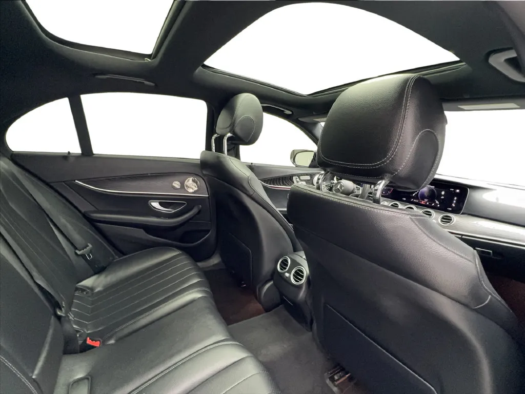 Mercedes-Benz E-Class photo 29