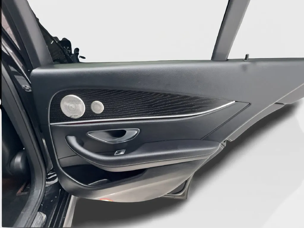 Mercedes-Benz E-Class photo 32