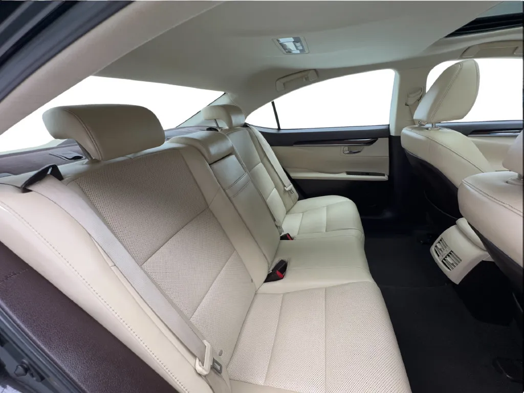 Lexus ES photo 34