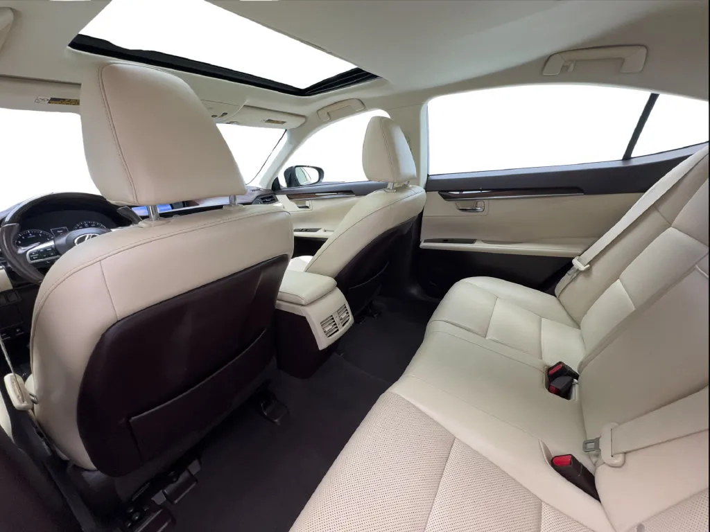 Lexus ES photo 32