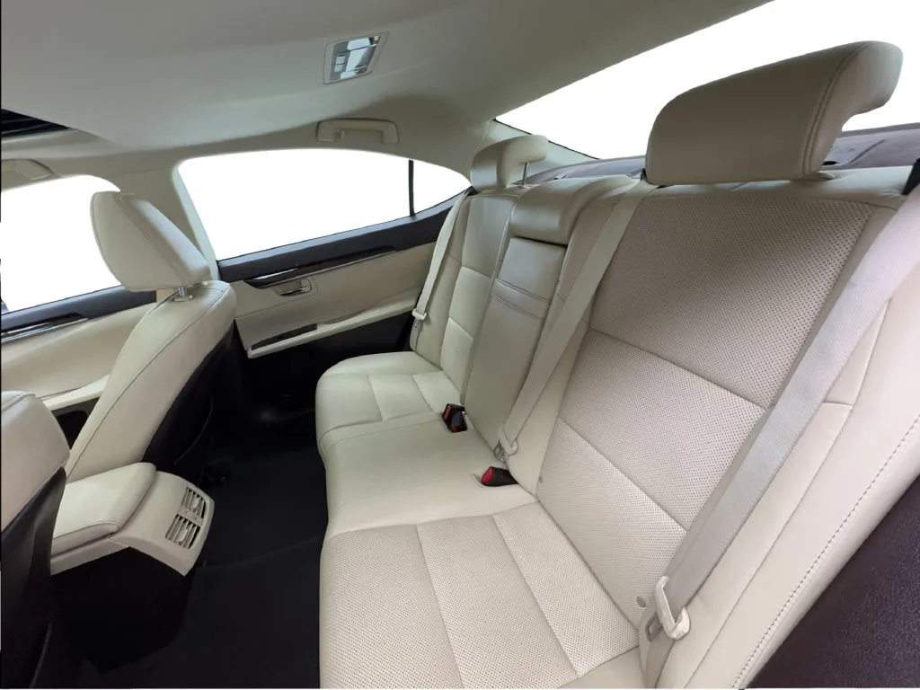 Lexus ES photo 30