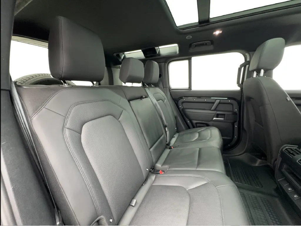 Land Rover Defender photo 29