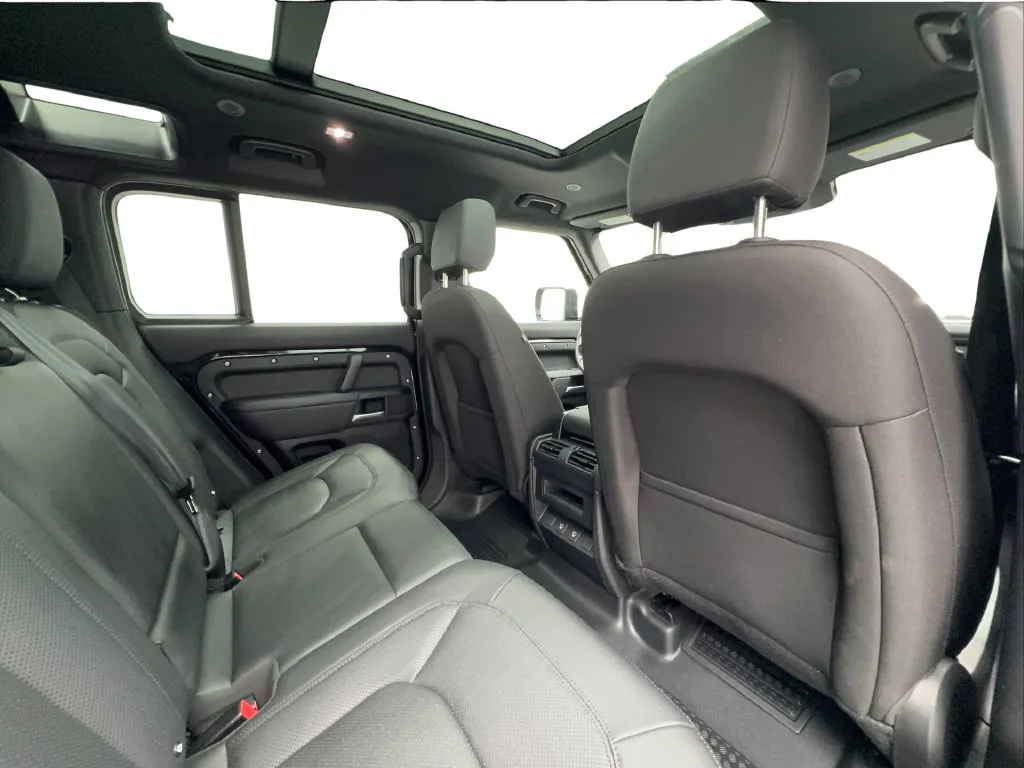 Land Rover Defender photo 30