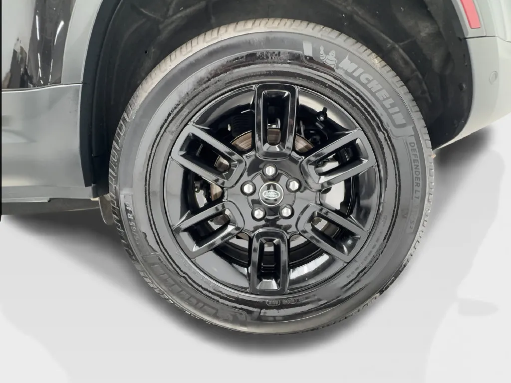 Land Rover Defender photo 16