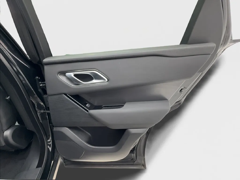 Land Rover Range Rover Velar photo 32
