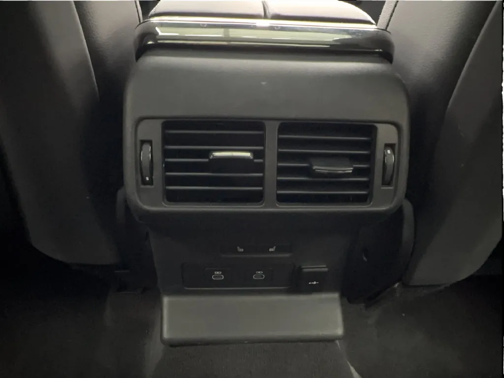 Land Rover Range Rover Velar photo 41
