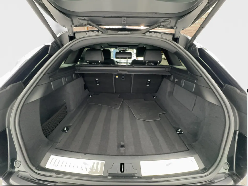 Land Rover Range Rover Velar photo 12