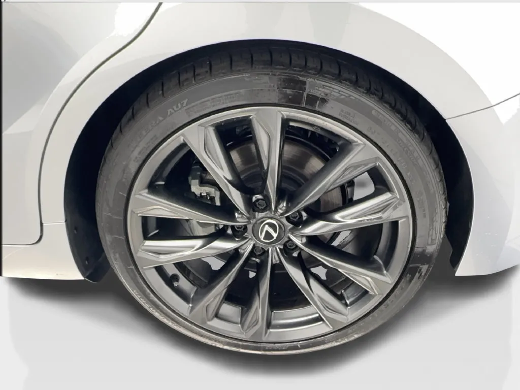 Lexus IS photo 14