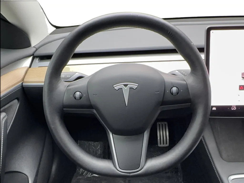 Tesla Model 3 photo 37
