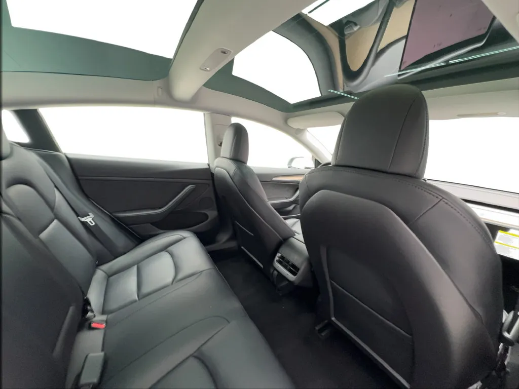 Tesla Model 3 photo 27