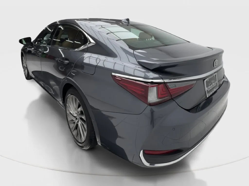 Lexus ES photo 11