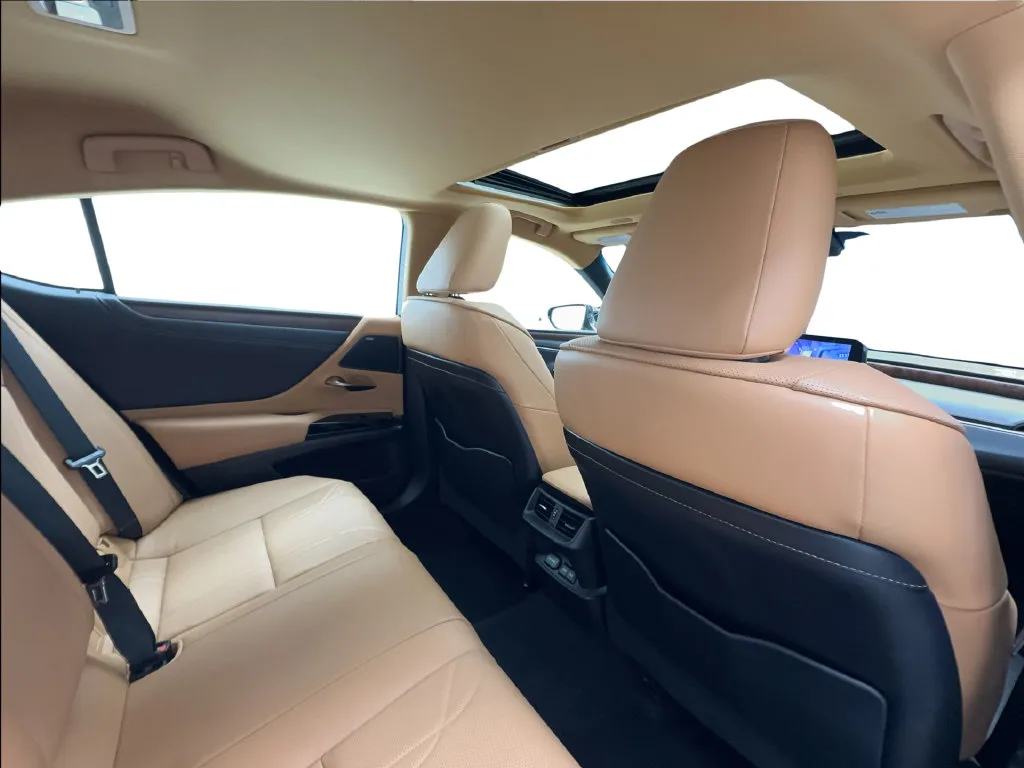 Lexus ES photo 29