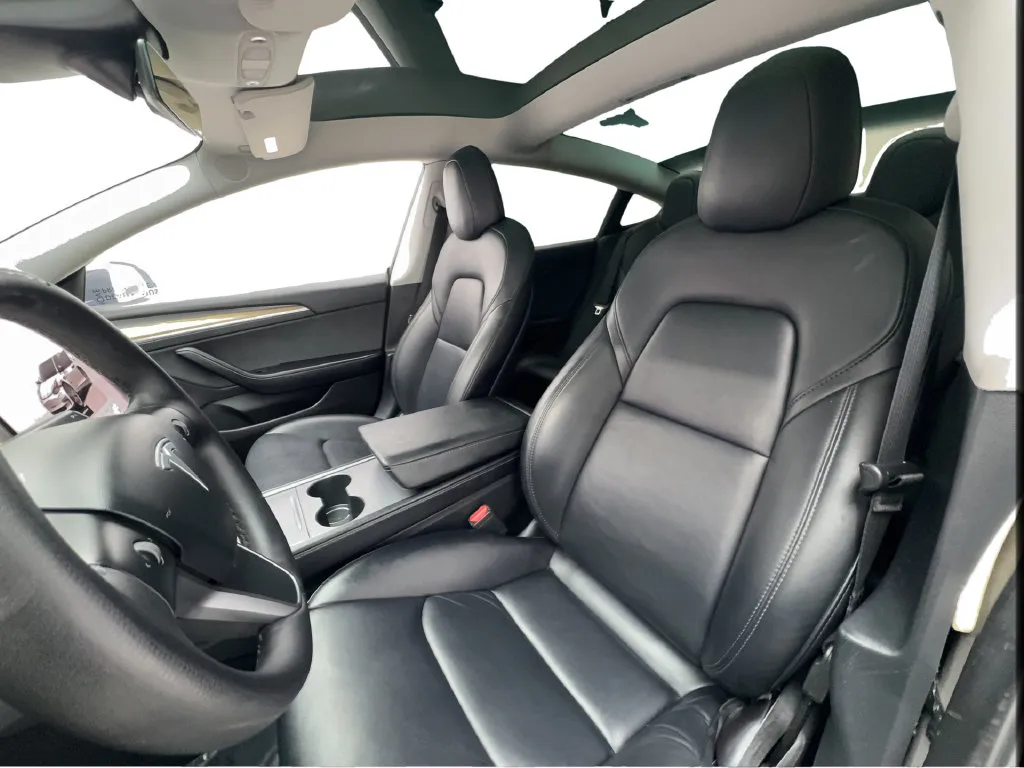 Tesla Model 3 photo 19