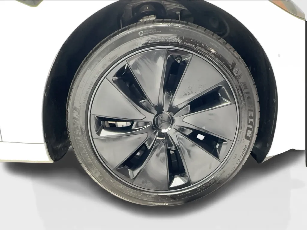 Tesla Model 3 photo 16