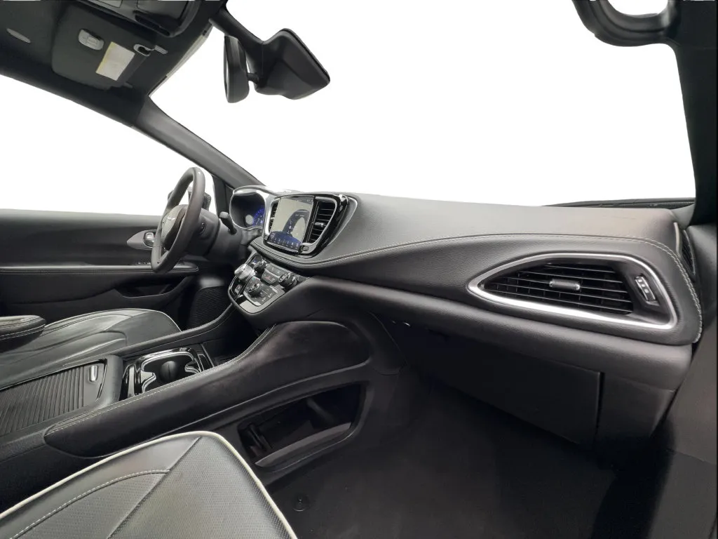 Chrysler Pacifica photo 33
