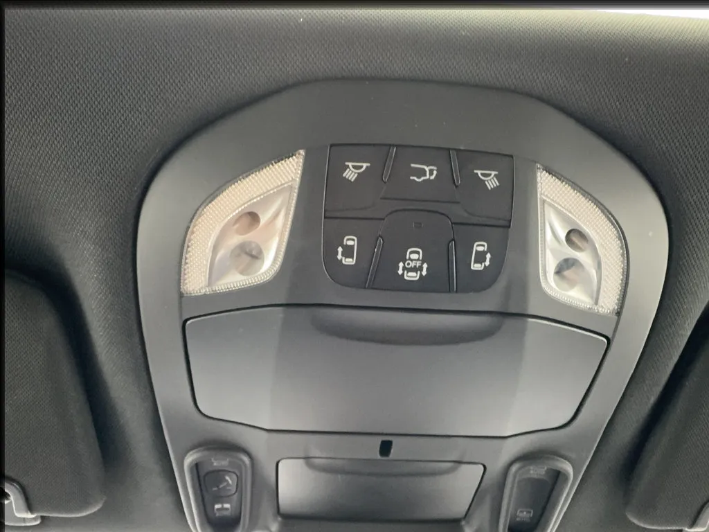 Chrysler Pacifica photo 45