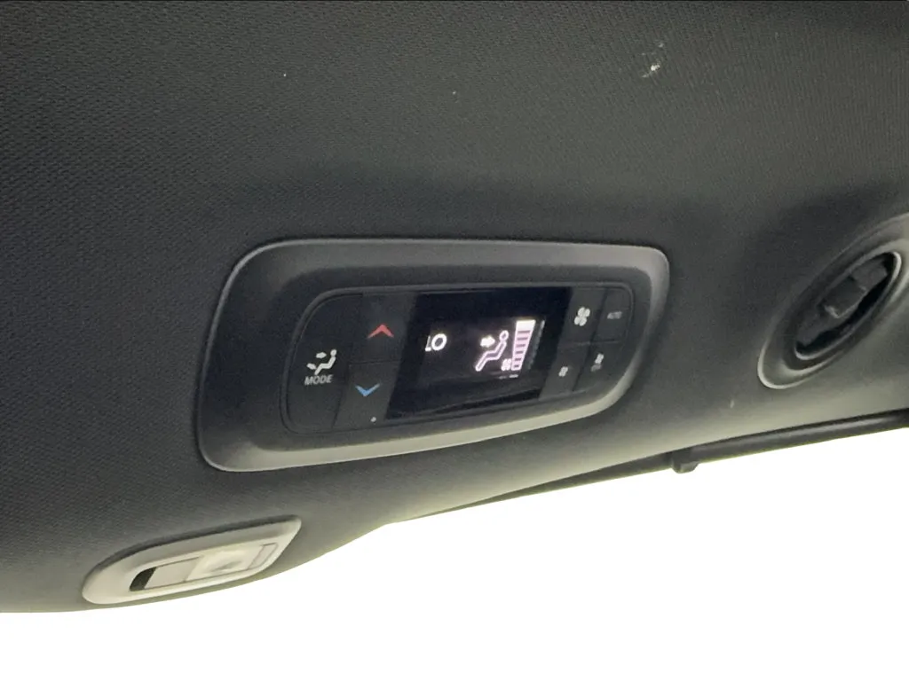 Chrysler Pacifica photo 46