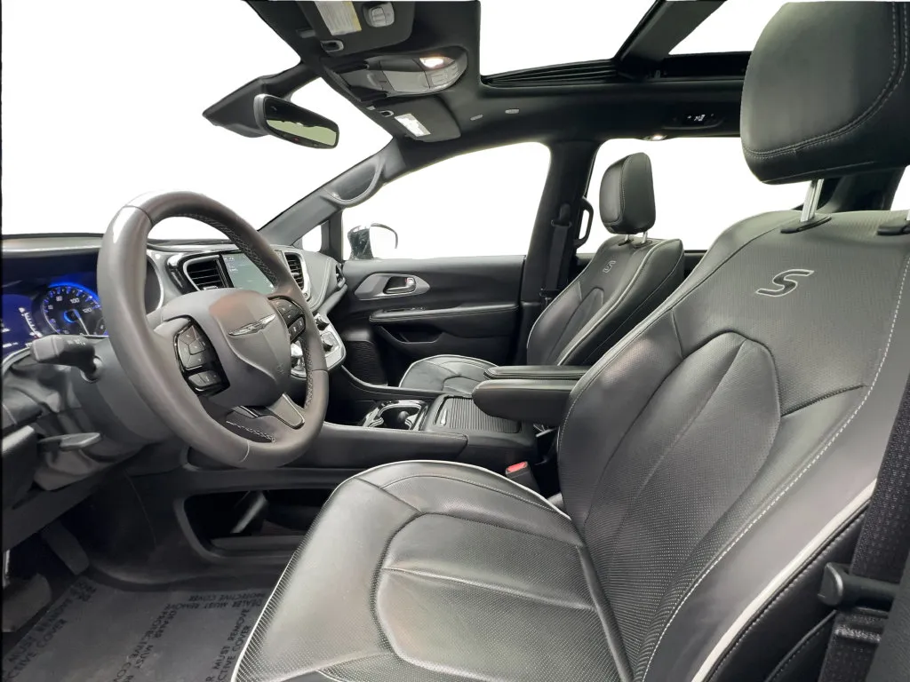 Chrysler Pacifica photo 21