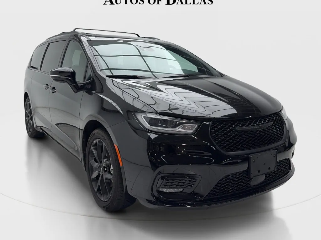 Chrysler Pacifica photo 3