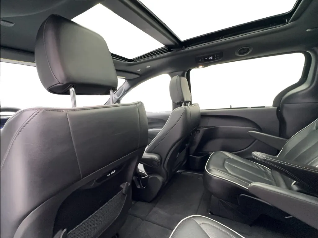 Chrysler Pacifica photo 26